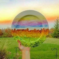 人在感到痛苦的時候，很容易會想要去責怪誰，要讓誰來替自己的痛苦感負責。這是當我們把心專注于外在，認為外界該對我們負責時，我們就會有這種反應。正因如此，在指責的同時我們也將自己推向了受害者的位置。而當我們用心專注于內在，對自己的感受負責時，同時我們也把自己這感受的自由交到了自己手上。配圖
