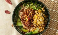 心情很失落，今天跟朋友一起吃饭，居然发现没有话题聊或者是插不上话，心理默默有点小伤心。就在我们微信推广这家美食的时候，其中一个朋友不经意说了句：就这么点时间就点了10个赞了。可偏偏我放在了心里，我点开我的微信，也就两个人赞，那时我就在反思自己为什么人家人缘那么好，而我没有。。配图
