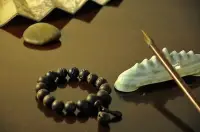 優雅的人生，是用一顆平靜的心，一種平和的心態，一種平淡的活法，滋養出來的從容和恬淡。你可以跑在時間的前面，但不要跑在寧謐的心前面。人生的風景，說到最后，是心靈的風景。心若急了，浮躁，意亂，景衰，對沿途的風光什么韻致可言。環境可以亂，心不能亂；做事可以趕，心不能急。美好一天從“靜心”開始！配圖