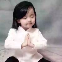 所谓开心，就是眼睛向上把快乐放大；所谓郁闷，就是眼睛向下把烦恼放大。
微笑常在平凡的人因有微笑而出众，
穷苦的人因有微笑而富有。生活中无论遇到什么，都微笑吧，即使是装出来的，总有一天，它会变成真的！微笑，对人是礼物，对己是财富。配图