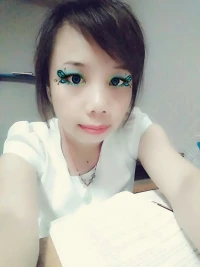 对镜叹红颜近晚霞，此去与谁对坐饮茶？我泪如梨花洒满了纸上天下，爱与恨如一副山水画配图