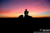 【轉(zhuǎn)】老天不給你困難，你又如何看透人心；
老天不給你失敗，你又如何發(fā)現(xiàn)身邊的人是真是假；
老天不給你孤獨(dú)，你又如何反思自省；
老天不給你生命中配上君子和小人，你又如何懂得提高智商！
老天對我們每個(gè)人都是公平的，有人讓你哭了，一定會有人讓你笑。配圖