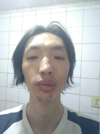 我是个残疾人耳朵三级	别人说话我听不清楚	也我说话他们听不懂的我慢点说话
我没文化	小学老师说话我听不见了，语文很差	
不喜欢学习也不喜欢工作然后喜欢自由生活
可惜啊！小时候的家人带我去医院做个耳朵手术失败。。这是我写的后你们看不懂了		
我长的很丑	难看
小时候像样子很帅没有做个手术
太可惜配图
