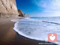 每顆珍珠都是由沙子磨礪出來的，也許你只是沙粒中最最平凡的一顆，但如果你有要成為珍珠的信念，并且忍耐著，堅持著，在走過黑暗與苦難的長長隧道之后，你或許會驚訝的發(fā)現(xiàn)，平凡如沙粒的你，在不知不覺中，已長成了一顆珍珠；配圖