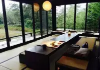 一方庭院深幽處，
半卷閑書一壺茶。
暫且作個(gè)清閑客，
靜觀流水送飛花。
富貴浮名草上霜，
須知真諦在煙霞。
時(shí)光，是指間的流沙，
握不住的水色年華。
來不及凝眸，所有的浮華，
都成了不堪剪的煙花。配圖