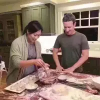 【轉】這就是幸福[玫瑰][玫瑰]
facebook創始人捐出自己持有99xss_xss%的股份做慈善(相當于人民幣兩千多億元)，兩口子自己在家包餃子過年。他們臉上恬靜的感覺令很多人尊敬和羨慕。幸福不是用金錢配圖
