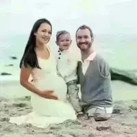 一位沒有四肢的男人，成為世界級演講界的巨人，他無所不能，迎娶了日本美麗的新娘，這個世界根本不存在“不會做”、“不能做”，只有“不想做”和“不敢做”，當你失去所有依靠的時候，你自然就什么都會了。										
										他就是----尼克·胡哲配圖