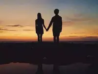 婚后的很多問題，婚前就已出現或存在了。只是沉浸在愛中的人們，不愿去看這愛的表象下，所隱藏的危機四伏和暗藏洶涌。
所以，談戀愛時一定要注意了，戀愛期他對你的日常行為，決定了你婚后的幸福與否。
不要把他各種不好的行為，幻想到婚后去改變或改造他。
改造一個人比改造世界還難，與其想著改造別人，不如改造自己和提升識人的能力，一眼看穿對方是否值得牽手一生，締結婚姻，組建家庭。配圖