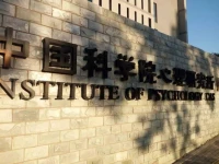 3、父母天天玩手機，孩子說你玩手機那我為什么不可以？父母一定要給孩子樹立好的榜樣。
4、要敢于并經常表達對孩子的愛，多說“寶貝，我愛你”，“這件事你做得很對！”等。愛是一切的源泉。配圖