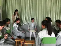 寧和教育:好的家庭不用刻意地教育，孩子是在好的關系中就知道該怎么做。好的關系的家庭沒有防護和敵對，沒有隔閡，所以孩子是最容易模仿父母的，所以好的關系要先于教育。配圖