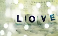 love	is	not	geting	but	giving.
愛是付出，不是占有。
if	you	love	the	life	you	live,you	will	live	a	life	of	love.
如果你愛你的生活，你的生活就會充滿愛。配圖