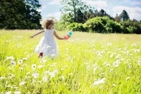 【秋心心語】:		世事滄桑，人生會經(jīng)歷很多的無奈與挫折，我們需要去面對。人生的堅強，不是期望每一縷陽光，都能將自己照亮，而是在身臨逆境、絕望的時候，懂得為自己開一扇窗。配圖