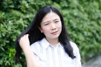人們在痛苦的時(shí)候	總?cè)滩蛔∠駤雰喊憧奁?期待理想中媽媽溫柔的手臂代替自己把痛苦驅(qū)趕開來	所以逃避以及逃避帶來的一系列后果運(yùn)應(yīng)而生	有些是即刻的	有些是在時(shí)間的醞釀下慢慢發(fā)酵的	而咨詢師就是把你抱起來讓你學(xué)會(huì)自己面對痛苦的那個(gè)人配圖