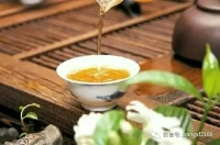 【轉(zhuǎn)】【秋心心語】:			當(dāng)一只玻璃杯中裝滿牛奶的時候，人們會說“這是牛奶”；當(dāng)改裝菜油的時候，人們會說“這是菜油”。只有當(dāng)杯子空置時，人們才看到杯子，說“這是一只杯子”。
	
人生中我們往往會追求很多，當(dāng)心中裝滿財富、權(quán)勢與成見的時候，就已然不是自己了。人往往熱衷于擁有很多，卻自己。配圖