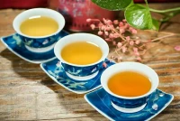 【轉】【秋心心語】:	一條魚問烏龜：“為什么你遇事就躲，縮在殼中？”烏龜慢悠悠地伸展四肢說：“別人的評論重要嗎？那不是逃避，只是求一個安靜的環境而已。”
魚：“可是被罵了也不在嗎？”烏龜看了魚一眼慢慢轉身：這就是為什么我活得比你久的原因！生活中做好我們自己很重要，別人愿意怎樣看都不重要。配圖