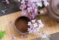 【轉】【秋心心語】:		一個雞蛋，非常天真的和石頭在一起了，磕磕碰碰，弄的自己身上傷痕累累，但雞蛋一直堅持著，終于有一天雞蛋受不了了，離開石頭。
后來雞蛋遇到了棉花，棉花對雞蛋的每一個擁抱都是那么的溫暖，雞蛋的心暖暖的，雞蛋終于明白：不是所有的忍耐就能換來溫暖。配圖