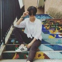 把短發(fā)養(yǎng)長
不吹晚風
把自己收拾干凈
也學學微笑	???配圖