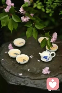 【轉(zhuǎn)】[秋心心語]：一個(gè)人覺得生活很沉重，便去見智者尋求解脫之法。智者給他一個(gè)簍子背在身上，指著一條石子路說，你每走一步路就撿一塊石頭放進(jìn)去看看有什么感覺。那人說很沉重。
生活中我們不斷地?fù)鞏|西放在心里，于是就會(huì)覺得內(nèi)心越來越累，殊不知是我們自己忽略了心靈的感受。給心靈減壓，自會(huì)。配圖