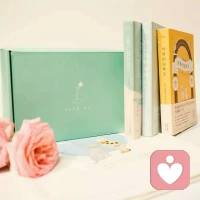 【轉】【秋心心語]:人生如一本厚重的書，有些書是沒有主角的，因為我們忽視了自我；有些書是沒有線索的，因為我們迷失了自我；有些書是沒有內容的，因為我們埋沒了自我……
與其在別人的輝煌里仰望，不如親手點亮自己的心燈，揚帆遠航，把握最真實的自己，才會更深刻地解讀自己……配圖