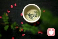 【轉】【秋心心語】:
馬德說：“一個安靜的生命舍得丟下塵世間的一切，譬如榮譽，恩寵，權勢，奢靡，繁華，他們因為舍得，所以淡泊;因為淡泊，所以安靜。他們無意去抵制塵世的枯燥與貧乏，只是想靜享內心中的蓬勃與豐富。”
真正的安靜，來自于內心，淡泊寧靜，不為塵世的浮躁所擾，只追求自身的簡豐富。配圖