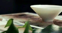 【轉(zhuǎn)】每一個在你的生命里出現(xiàn)的人，

都有原因，

喜歡你的人給了你溫暖和勇氣。

你喜歡的人讓你學會了愛和自尊。


你不喜歡的人教會你寬容與尊重。

不喜歡你的人，讓你自省與成長。


沒有人是無緣無故出現(xiàn)在你的生命里的，

每一個人的出現(xiàn)都有原因，都值得感激。配圖