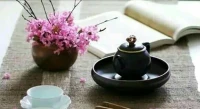 【秋心心語】:
勉強不來的事情，不去追逐。你為此而累的時候，或許對方也感覺累。你停下來了，天不會塌，你放下了，終會發現，天空始終為你祥云繚繞。早安！配圖