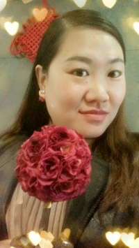 【暖心語】參加愛人的同事聚餐，在飯桌上看到裝飾的花朵擺件與自己的耳飾很相似，令我感到欣喜。
只要你留心，都會發現小小的歡喜，美妙的時刻就在你身邊。
過你想要的生活，暖心和你，一直在一起。配圖