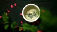 【秋心心語】:
每個人都有自己的活法，我們沒必要去羨慕別人的生活。
有的人表面風光，暗地里卻不知流了多少眼淚;	有的人看似生活窘迫，實際上人家可能過得瀟灑快活，幸福沒有標準答案，快樂也不止一條途徑。
收回羨慕別人的目光，反觀自己的內心。過自己喜歡的日子，就是最美的日子。配圖