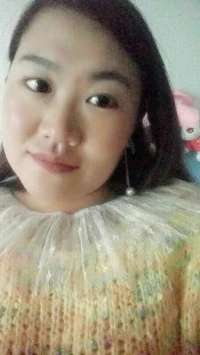 【暖心語】這兩天休息逛街時(shí)，很巧地都有遇見一位一同學(xué)習(xí)舞蹈的姐姐，每次都是她發(fā)現(xiàn)我，像個(gè)孩子似的開心地同我打招呼，其實(shí)年齡上應(yīng)該稱呼她為阿姨了，但是她的美好，熱情，友善，幽默和活潑，你會(huì)不自覺地忽略她的年齡，覺得她就是一個(gè)熱愛生活的可人兒。
真好，愿你也有美好的心境，熱愛的生活。配圖