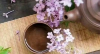 【轉】【秋心心語】:
三毛說：“我來不及認真地年輕，待明白過來時，只能選擇認真地老去?！?“只能”選擇認真地老去，并不是要放棄自身的努力，而是意味著，人到了一定的年齡，經歷人生風雨后對自身的關注開始由外在轉向了內在，而轉變本身就是一種成熟的表現。配圖