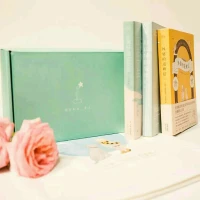 【轉】【秋心心語】:
請相信，盡管我們留不住青春芳華，卻可以修得一世優雅。漫漫人生路，何嘗不是一次修心之旅？祝大家小年快樂！配圖