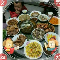 【暖心語】第一次真正意義上沒有在貴州家鄉(xiāng)過新年，在愛人的湖南家鄉(xiāng)過新年，這里是白天中午吃年飯。晚上晚飯后，父親給我發(fā)來貴州家鄉(xiāng)的年夜飯圖片，真是覺得溫馨，美好，哪怕人不在一起，一家人的心仍在一起，晚上收到家人的紅包，真的很幸福，謝謝愛我的家人們，感謝有你們，讓我們成為一家人。配圖