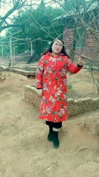【暖心語】上午與家人去山上祭祖，一年又一年，一代又一代，四季輪回，此時新春，萬物新生，花紅燦爛會有時，你心里只要有希望，就不要擔心花兒不會開放。
讓自己對美好人事發自內心的向往與欣喜，暖心和你，一直在一起。配圖