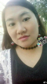 【暖心語】處理完工作，給自己放假，步行去外面逛逛，陽光正好，暖洋洋的，花也開得正好。路遇放學回家的孩子們，大多有父母牽手陪伴著，他們手里拿著五顏六色的紙質花朵，應該是在學校老師們教孩子們疊的，然后送給節日里的媽媽們。
一切真是美好，暖心和你，一直在一起。配圖