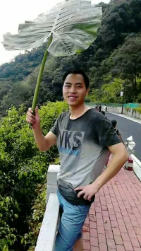 不幸的故事各不相同；幸福的故事都一個樣。我很不幸，因為我缺個一輩子的愛人；我很幸福，因為我有一顆堅強的內心。——致我們缺愛的時光配圖