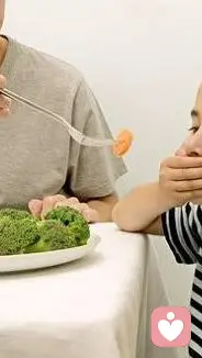 #親子關系#	連載中

問：孩子不愛吃飯，或是吃飯很慢，喜歡吃零食，怎么辦？
心靈成因：過去在孩子不想吃飯的時候，有沒有逼過他吃飯？強烈地逼他吃？以致于孩子對食物的感覺就只有厭惡，討厭，只能吃零食。
改善方法：堅持定時提供三餐，孩子能吃多少就吃多少，身體有自然調節食物需求的功能，千萬不要擔心孩子沒有營養或長不大而強迫他吃飯。如果以前有過類似強迫孩子吃東西的經歷，就好好跟孩子道歉，并且保證以后不再這樣做了。吃零食現象有時也是正常的，不能過度限制，越壓抑反而會讓孩子對零食有更大渴望，當然父母可以對零食進行篩選，選擇具健康有營養的零食給孩子。配圖