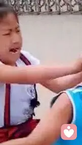 問：孩子東西被搶，為什么會咬人？
成因：來自于過往父母過度要求孩子把玩具、心愛的東西讓給別人，破壞孩子對物品的擁有觀念，如此會造成孩子有“破壞狂”或“愛丟東西”等壞習慣。
改善方法：尊重孩子所擁有的任何玩具或物質實體，不要隨意替孩子決定讓給誰玩，或不經孩子同意拿走其玩具。	???配圖
