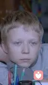 問：不管父母怎么做，孩子一直感受不到父母的愛，為什么？
心靈成因：來自于父母過往對孩子有不自覺的傷害行為。孩子心里對父母有怨，并封閉自己、消極、不想溝通，嚴重的會犯罪，讓父母難堪。
改善方法：要找出過往具體傷害事件，父母真心向孩子懺悔。	???配圖