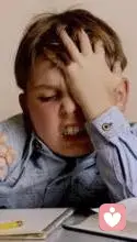 問：孩子常常在做作業(yè)和玩樂之間很糾結(jié)，怎么辦？
心靈成因：通常父母本身也有類似行為，例如：父母常常在孩子面前擔(dān)心這個，擔(dān)心那個，擔(dān)心很多還沒有做好的事情等等，孩子正在投射父母本身的行為。
改善方法：父母本身必須隨時處在當(dāng)下，養(yǎng)成專注處理當(dāng)下問題的習(xí)慣。當(dāng)父母改變了，孩子自然改變，同時也協(xié)助孩子調(diào)節(jié)好自己的作息時間，尤其提醒他處在當(dāng)下，不要積壓事件就好。配圖