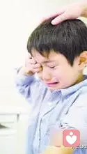 問：孩子受到欺負(fù)想報(bào)復(fù)對(duì)方，該怎么疏導(dǎo)？
心靈成因：來自于人類行為自然反應(yīng)，心理平衡機(jī)制引發(fā)的現(xiàn)象。
改善方法：協(xié)助孩子先釋放情緒，培養(yǎng)孩子有同理心，可用全像—親子課程中里的布偶游戲，心靈創(chuàng)傷療愈法，或心靈魔法游戲協(xié)助他。	???配圖