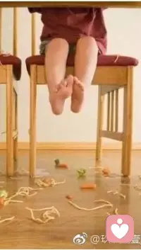 問：孩子調(diào)皮搗蛋、不聽話，叛逆的行為很嚴(yán)重。
心靈成因：孩子的行為呈現(xiàn)給父母看的訊息是：“我受不了你們的控制，我要反抗，我要做自己，不想和你們一樣。”
改善方法：尊重孩子，并且信任孩子可以做得很好。孩子是他生命的主導(dǎo)者，是他生命之船的船長，父母并不是，因此父母不能強(qiáng)烈的控制自己的孩子，要求孩子照自己的意見過生活，完全尊重孩子是獨(dú)立的生命個體，而不是由父母規(guī)劃好所有未來的生命體。配圖