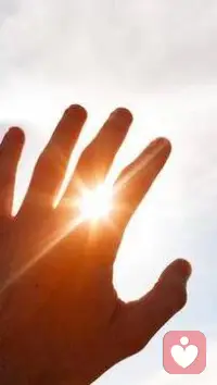 必須明確的一點的是，有的人之所以愿意認可你，接納你，親近你，敬重并欣賞你，并非因你手中的權勢，利益，資源，好處，而是源于你內心自然流淌出的正直，善良，豁達，睿智，包容，以及尚未被世俗泯滅污染的那一點純凈而溫暖的人性光輝，美好的不得不令人動容感念，于是便身不由己向你靠近，與你并肩而立，相隨左右，一路同行，如有其幸，夫復何求！配圖