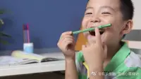 問：孩子太過動(dòng)，會(huì)欺負(fù)其他小朋友，過于暴力。
心靈成因：	從小常被父母用暴力對(duì)待過，或父母彼此常有暴力沖突事件存在，孩子被父母的行為所影響。
改善方法：父母必須先為自己過去的行為對(duì)孩子懺悔，可用全像親子光盤中里的布偶游戲，心靈創(chuàng)傷療愈法或心靈魔法游戲協(xié)助他。	???配圖