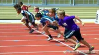 問：孩子好勝心強、不認(rèn)輸，要爭第一名。
心靈成因：來自于父母曾經(jīng)常拿孩子和別人比較，或炫耀孩子的成績，以及父母自己的虛榮心、好勝心所影響。
改善方法：父母自己的心態(tài)必須先改變，當(dāng)父母變得虛懷若谷、謙卑無求時，孩子自然會效仿。	???配圖