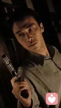 【迷雾生暗鬼】雾气弥漫，似乎无处不在，包围充斥左右。越是在这样的状态下，人的感官受到极大约束，甚至丧失部分现实觉察能力，面临巨大的不确定性，此时内心的期望便容易显露出来，或积极乐观，或消极不安。越是不确定，看不清，越会让内心充满巨大的预期张力，直到阳光普照，浓雾消散，一切归于明晰，内心疑虑才得以消散。
其实人经常会面临这样不确定的情境，而通过现实的检验就相当于阳光的照射，一切迷惑只要放在阳光之下自然就变得明朗了很多，担心猜忌也无处遁形。而对于对现实（阳光）本身就缺乏勇气面对的人，就更容易陷入自己编织的鬼魅当中，自我惊吓，投射，虚妄充斥包围，只有让自己鼓起配图