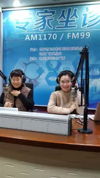 每個(gè)人都有情緒。情緒有積極的和消極的，有我們喜歡的，和不喜歡的。我們很容易因?yàn)閷?duì)情緒的感受而進(jìn)行評(píng)判：對(duì)于那些不愉快的、不喜歡的情緒，就稱為負(fù)面情緒。但實(shí)際上，并沒有什么所謂真正的“負(fù)面情緒”。每一個(gè)情緒都是一種語(yǔ)言，都是帶著信息來(lái)與我們溝通的。配圖
