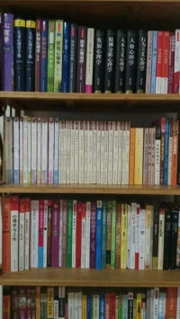 有安全感的人就是，
在別人傾訴時(shí)，
不打斷，不否定，不批評(píng)，不說教，不分析，
你只需要靜靜的，
感愛對方的感受，
偶然點(diǎn)點(diǎn)頭，
點(diǎn)頭不代表你肯定對方的想法，
只是說明你在認(rèn)真的聽。
因?yàn)椋枰皇莾A訴，
而不是，你教他應(yīng)該怎樣做！配圖