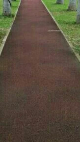 【轉】【情感困惑】）m·斯科特·派克在《少有人走的路》中寫道：“人可以拒絕任何東西，但絕對不可以拒絕成熟。”
拒絕成熟，實際上就是在規(guī)避問題、逃避痛苦，反過來會更痛苦。配圖