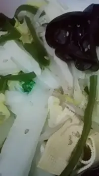 人家吃水煮青菜，我卻吃大魚(yú)大肉的外賣。人家一個(gè)工資1萬(wàn)元錢(qián)。我失業(yè)了一分錢(qián)不掙。配圖