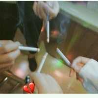 我從小就內向	自卑	不愛與人交流甚至跟自己父母都不敢說話，就喜歡自己一個人待著，沒想到越來越嚴重，一遇到點事就難受嘔吐不停，現在連家門都出不去。有一樣的嗎？配圖